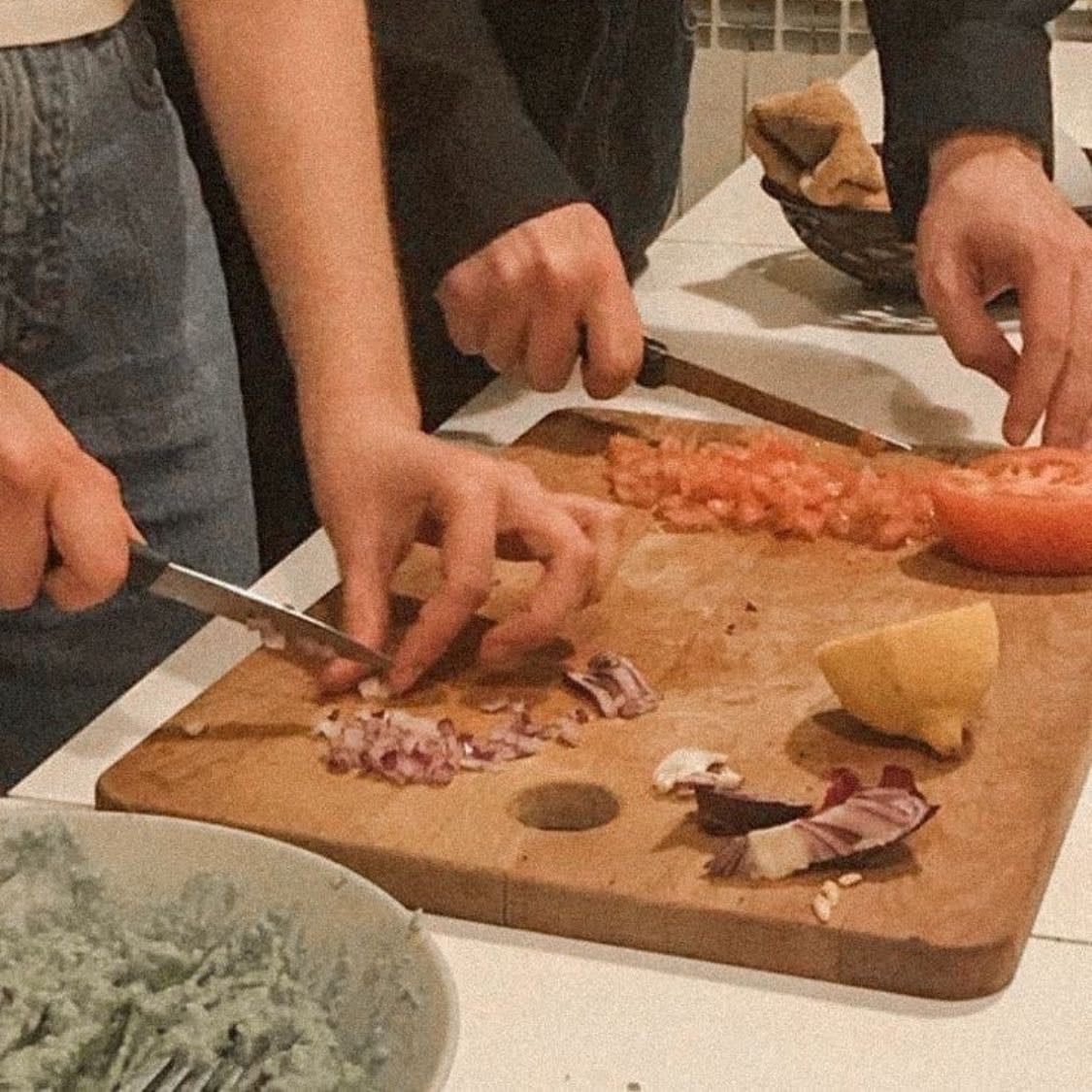 Cocinar - Busquen recetas y háganla juntos, pongan música y bailen, disfruten el tiempo juntos