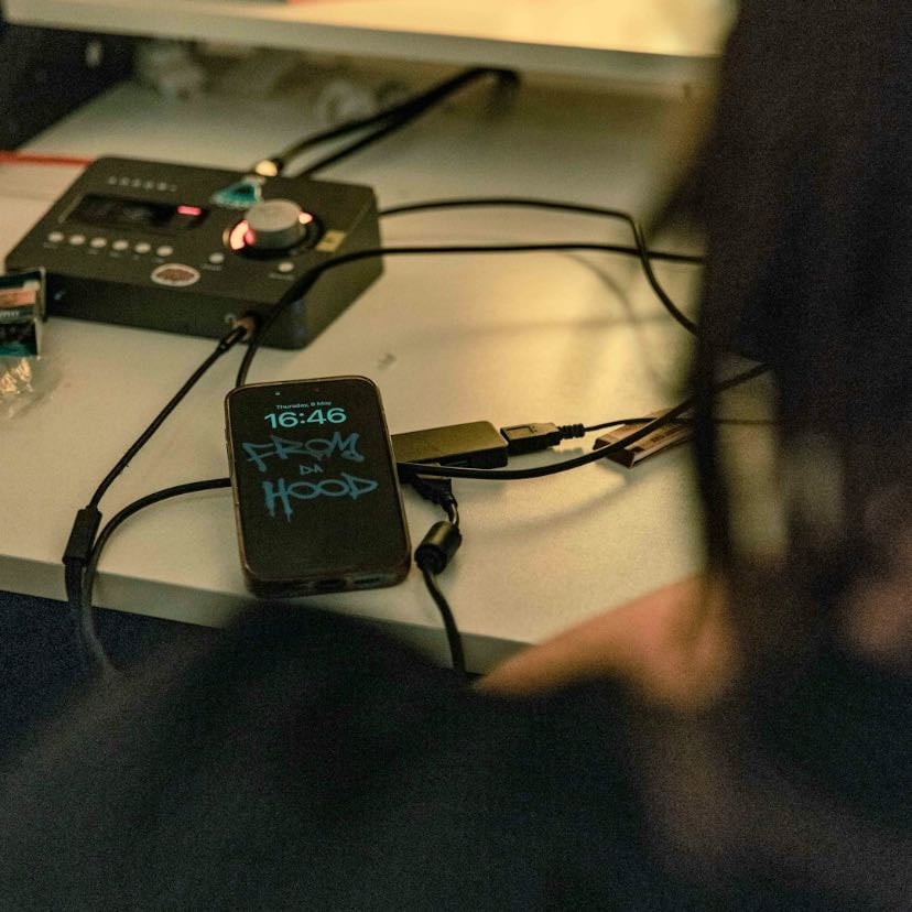 Colocar um fone e ouvir mĂșsicas que me abracem - Ăs vezes, uma canção diz por mim aquilo que nem sei nomear. Eu me deixo sentir junto. Uma sugestĂŁo Ă© Tim Bernardes.