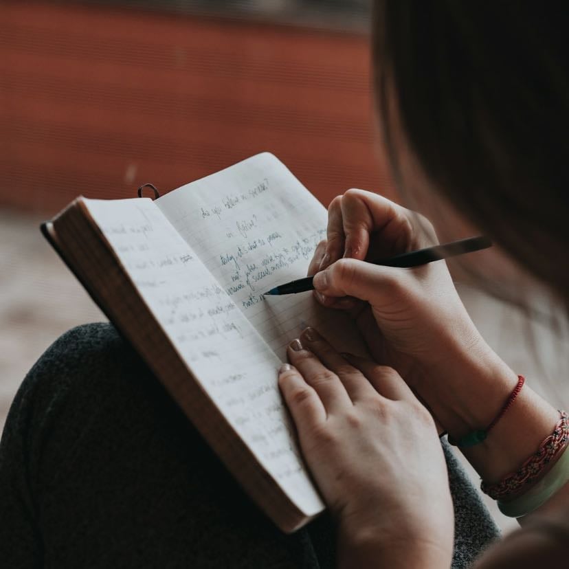 Listar tarefas do dia na agenda física - Organização realista, consigo visualizar minhas tarefas, e gosto da agenda física também.