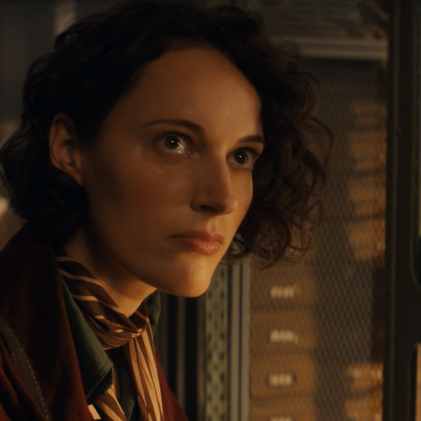Phoebe Waller-Bridge - Ela é irônica, profunda, ferida, espirituosa.
Carrega culpa, desejo de amor e medo da exposição real.