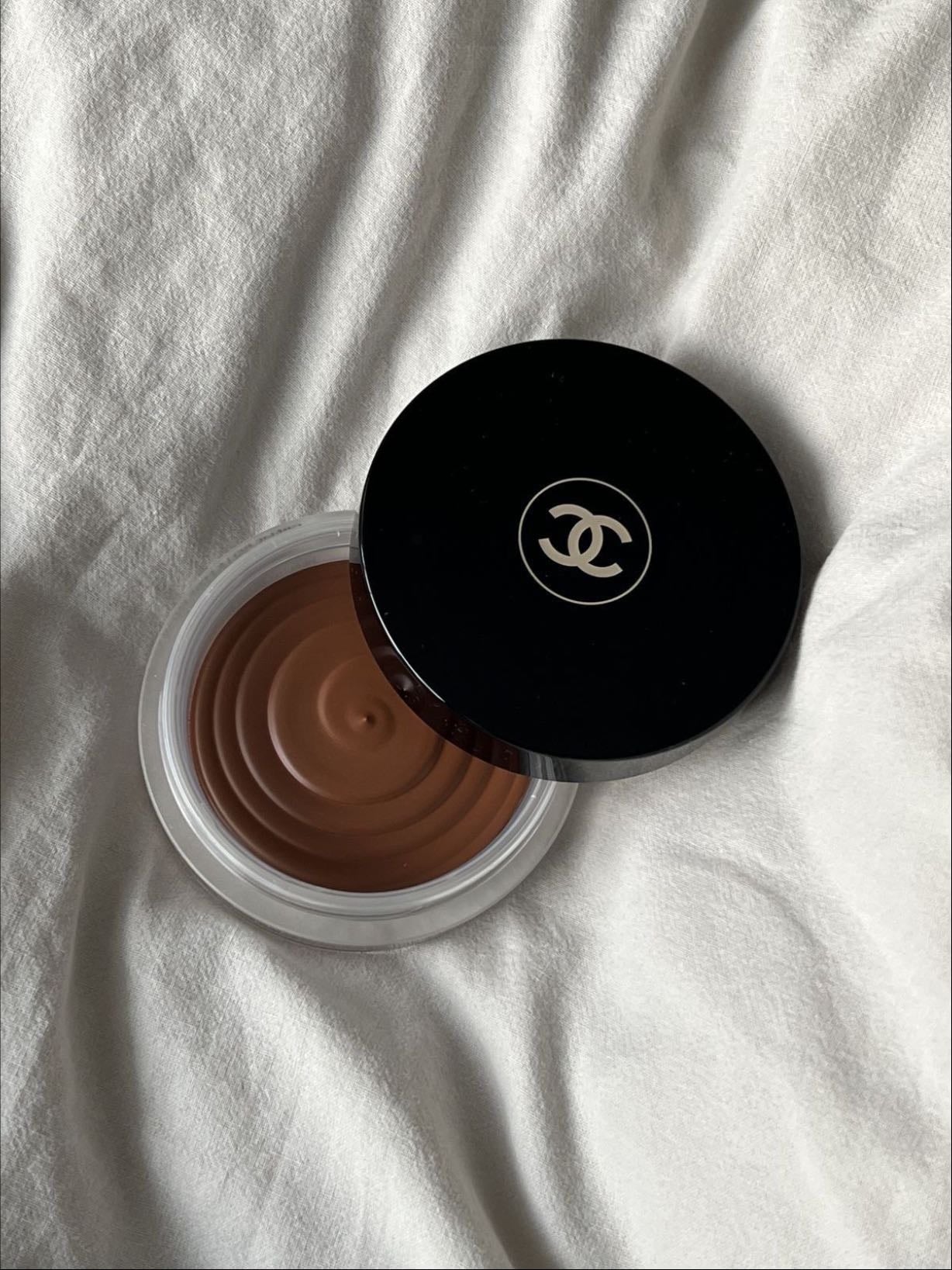 Chanel Bronzer - Este bronzer es fácil de difuminar y me encanta el empaque clásico y con una duración perfecta