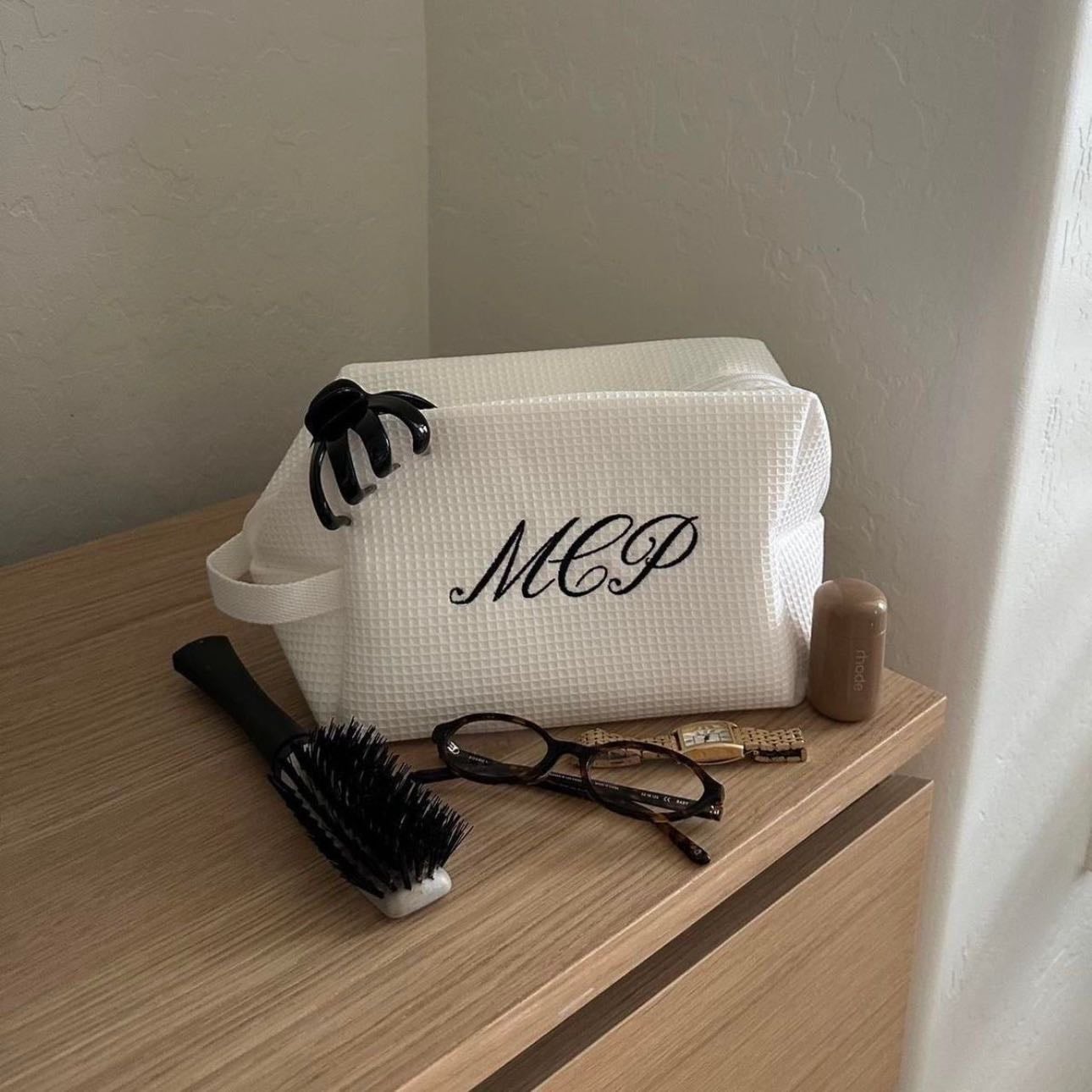 makeup bag with initials - Este tipo de cosmetiquera personalizada es divino, hace que sea más especial y que esté grabado con tus iniciales