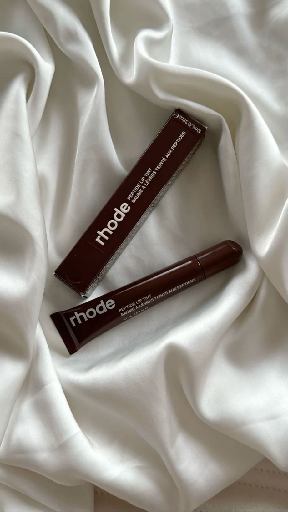 rhode lip tint - específicamente en este color, deja los labios en un tono café-vino muy clásico