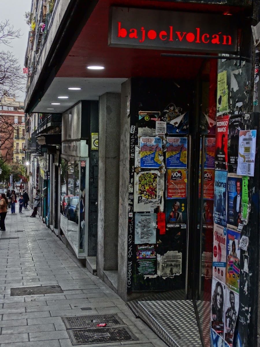 Bajoelvolcán