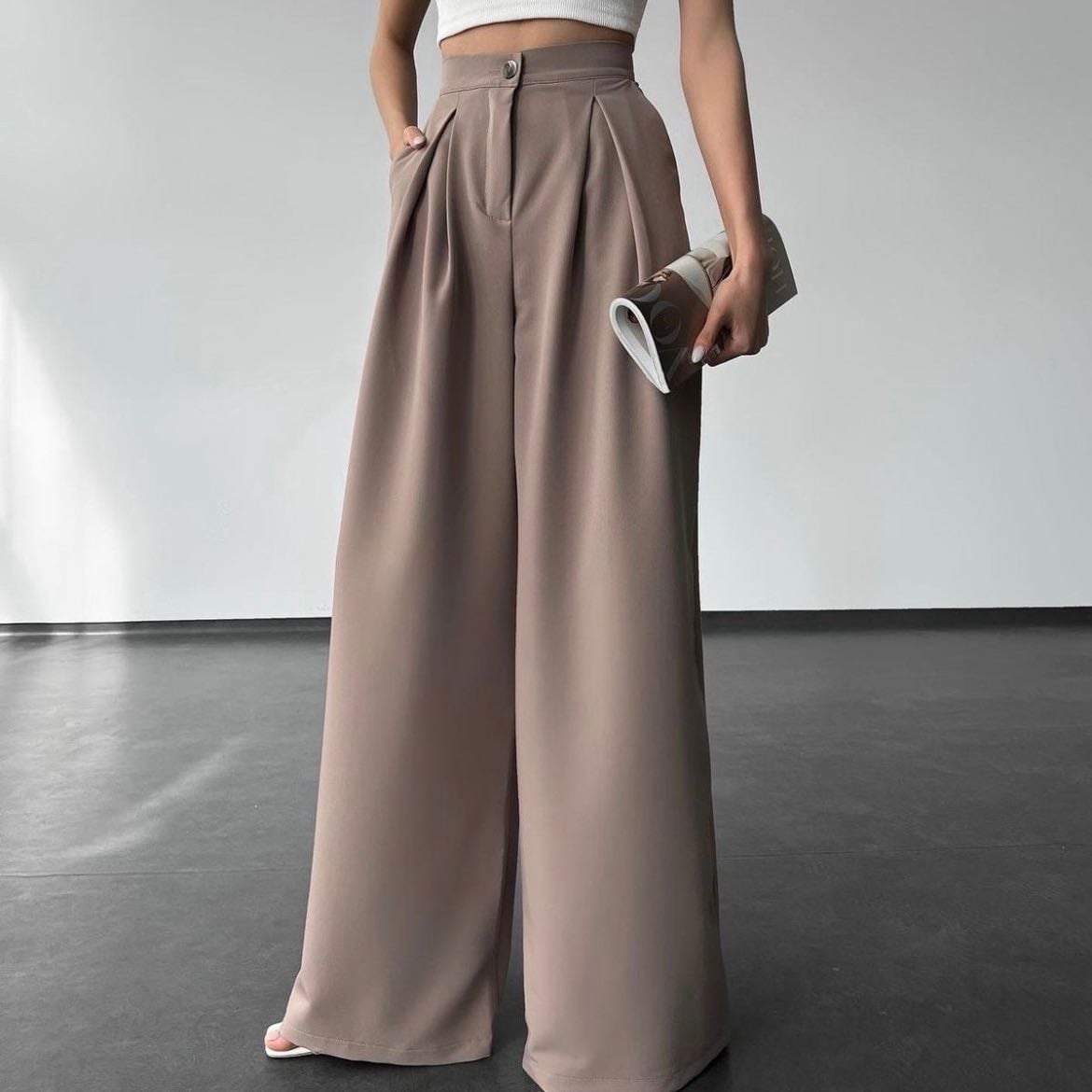 Palazzo Pants - Su corte se caracteriza por tener tiro alto y pretinas anchas, tienen un ajuste ligeramente ceñido desde la cintura hasta la rodilla y bota ancha con efecto campana. Perfectos para elevar cualquier look, se complementan perfectamente con blusas, bodys y tops básicos.