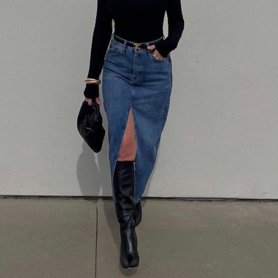 Long Skirt (Denim) - Una falda larga puede elevar cualquier look básico y brindarle un toque elegante, combina a la perfección con botas de tacón y tenis, así que la puedes usar tanto en ocasiones especiales cómo en tu día a día.