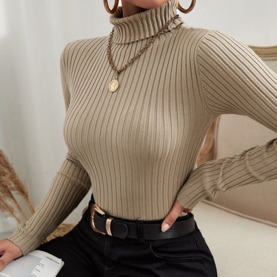 Turtleneck - Se caracteriza por su cuello alto que se ajusta y cubre el cuello, es una prenda versátil que se adapta y aporta clase a cualquier tipo de looks.