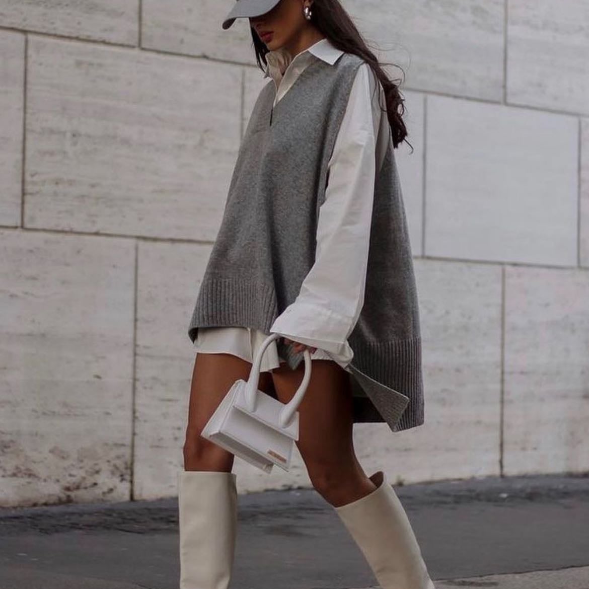 Knit Sweater/Vest - Los suéteres/chalecos tejidos son excelentes prendas para jugar con el layering, puedes encontrarlos en diferentes patrones, telas, colores y hormas, perfectas para utilizar en diferentes looks.
