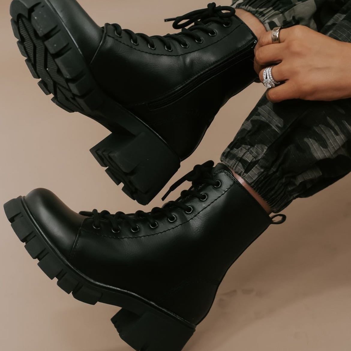 Combat Boots - Tus aliadas para los festivales y conciertos, aparte de ser cómodas, elevan y le dan cuerpo a cualquier tipo de look.