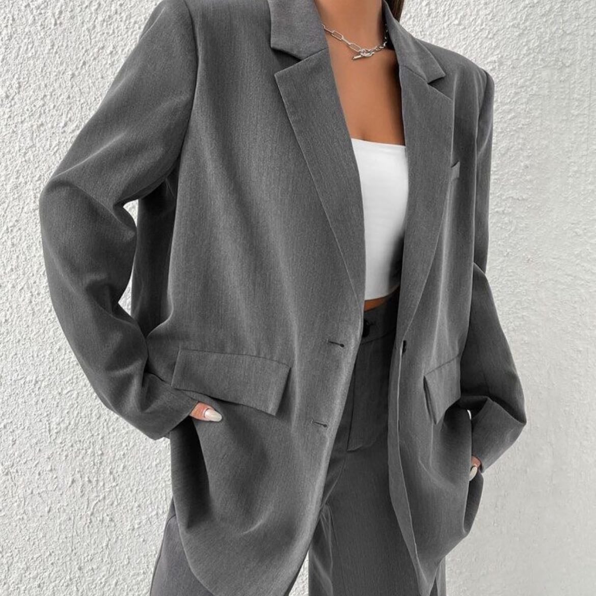 Basic Blazer - Los encuentras en diferentes hormas, telas y colores, para iniciar te recomendamos ir por colores neutros, pero sin duda alguna podrías usarlos para darle un pop de color a tus looks.