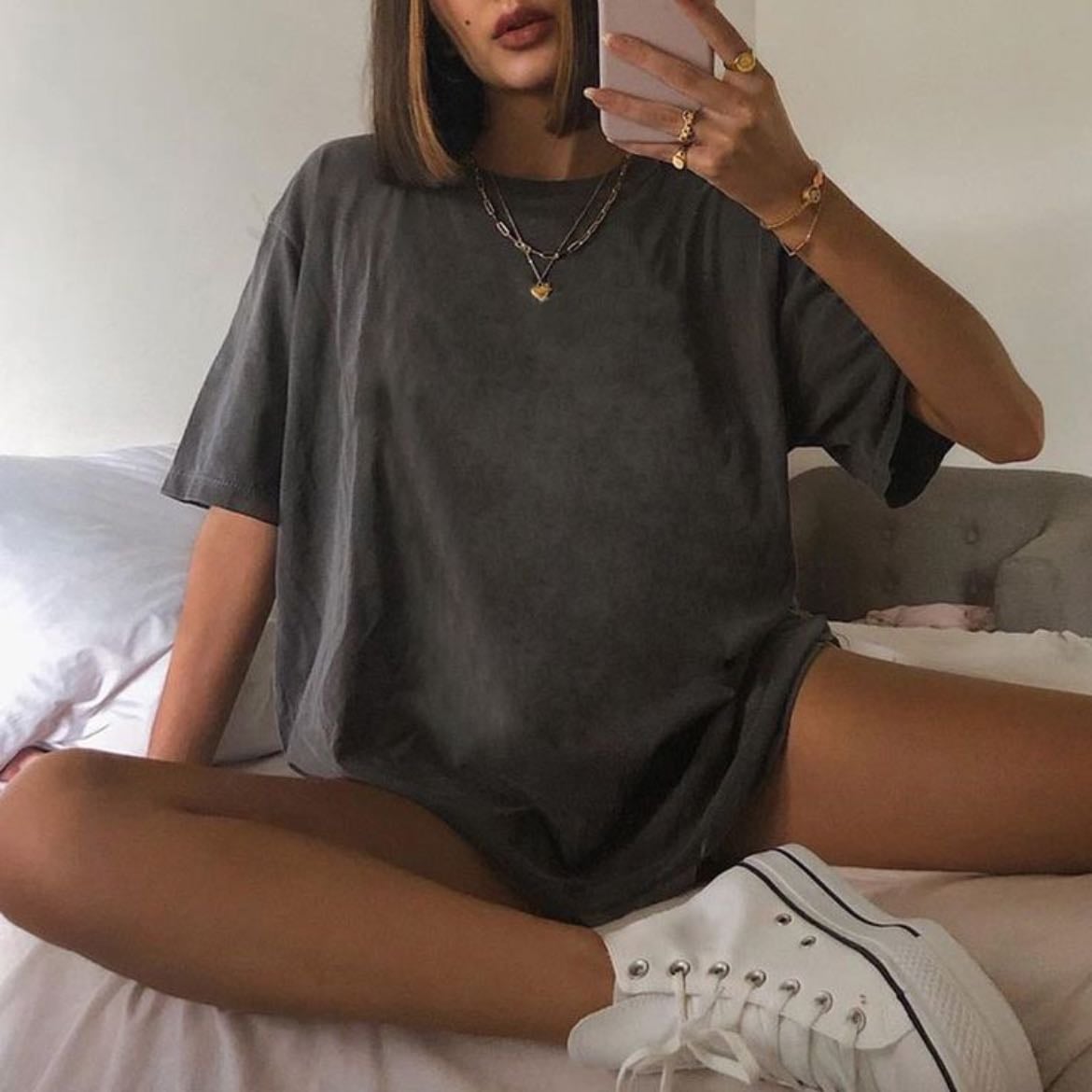 Oversize Tee - Este tipo de prendas de caracteriza por su horma ancha y holgada, aporta un toque descomplicado y juvenil a los looks.