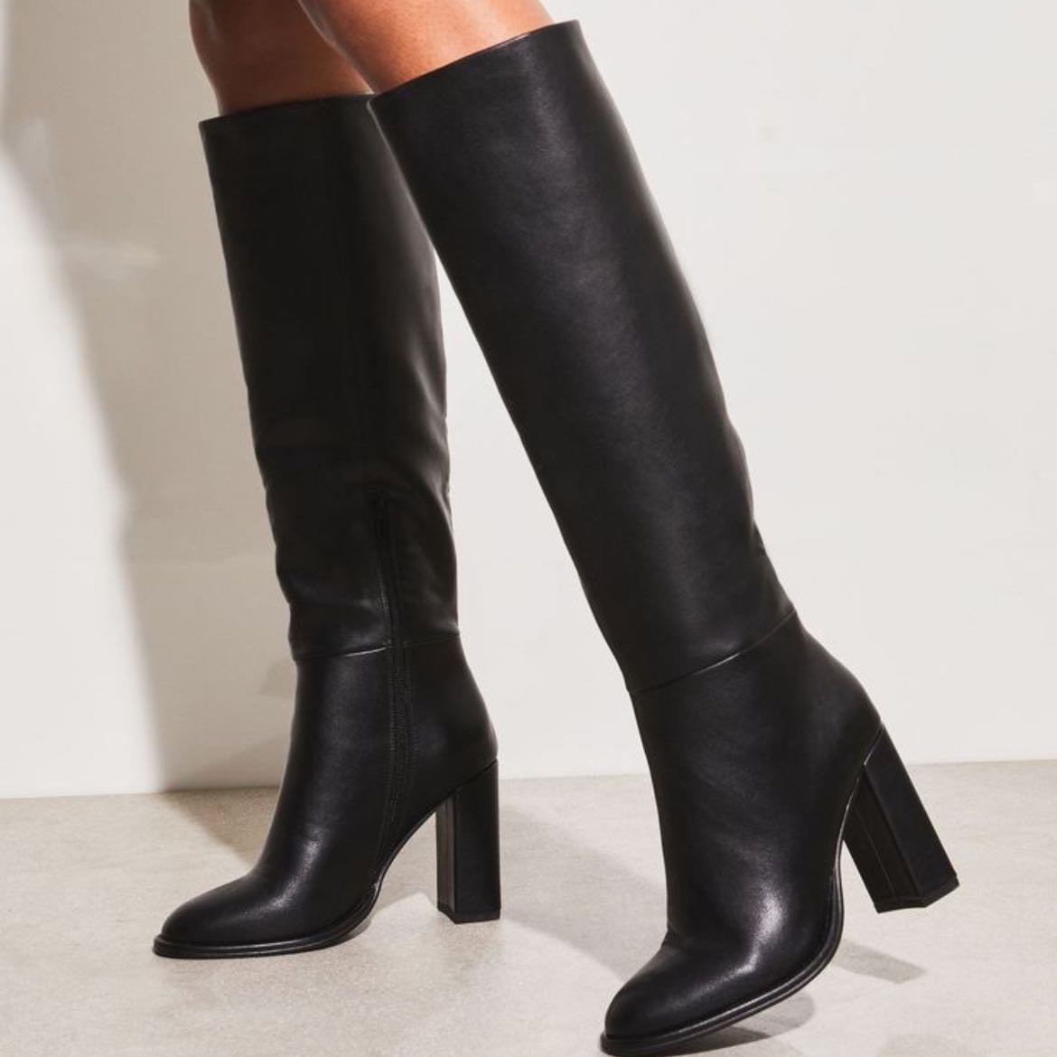 Basic Boots - Unas botas altas de tacón pueden ser un gran aliado para elevar cualquier tipo de look. Recuerda escoger un tacón que se te haga cómodo y un color que encuentres fácil de combinar.