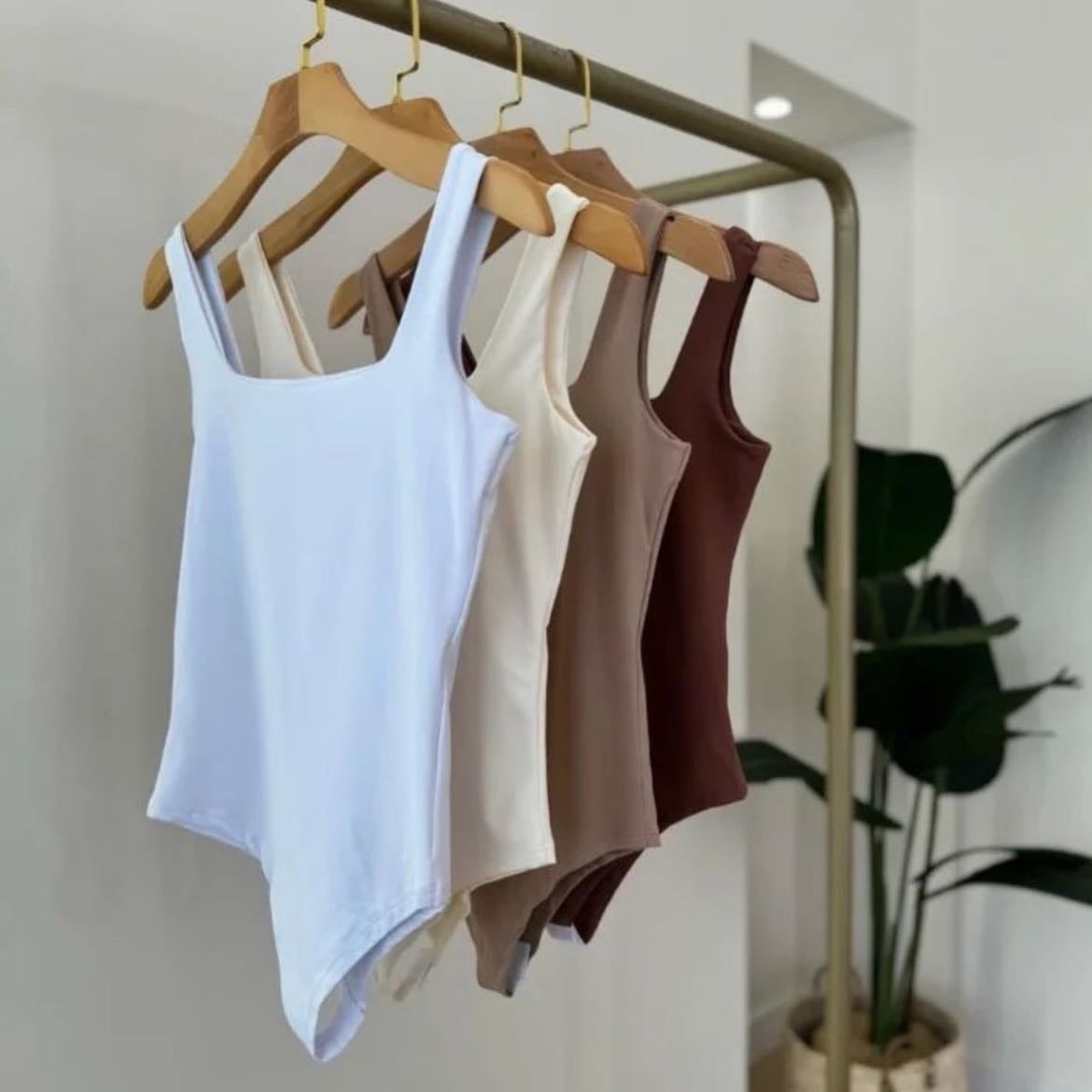 Basic Body - Son un tipo de blusa ajustada que cubre el torso y se abrocha en la entrepierna. Puede tener manga larga, corta, sin mangas o con tirantes. Un básico infaltable para usar de base en cualquier look.