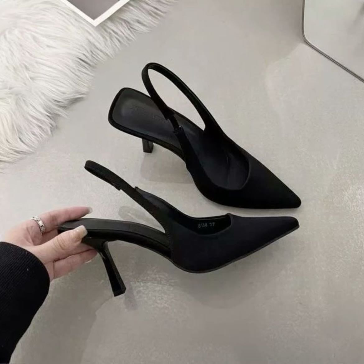 Stilettos - Son un tipo de tacón que se caracteriza por tener una punta afilada, son los zapatos perfectos para completar un look formal, pero también para elevar cualquier look casual. Actualmente los encontramos en diferentes altos y con diferentes tipos de tacón, encuentra unos que te hagan sentir cómoda y comienza a combinarlos con tus looks del día a día para que veas como puedes elevarlos con un simple detalle como los zapatos.