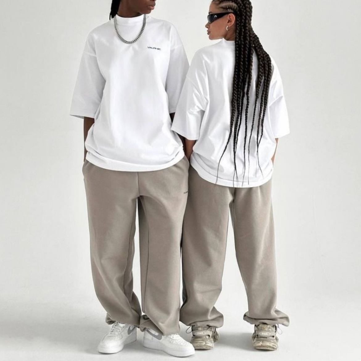 Oversize Fit - Se caracteriza por su exceso de tela y su aspecto más holgado en general. Las prendas Oversized tienden a ser más largas y anchas, creando una silueta más amplia y fluida. Estas prendas son conocidas por ser cómodas y relajadas, y a menudo se usan para lograr un aspecto más casual y desenfadado.