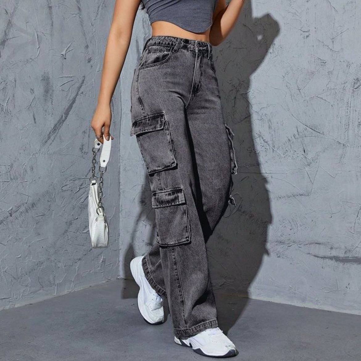 Cargo Pants - Se caracterizan por tener bolsillos adicionales en los laterales de las piernas, son una opción versátil que se puede usar para looks casuales.