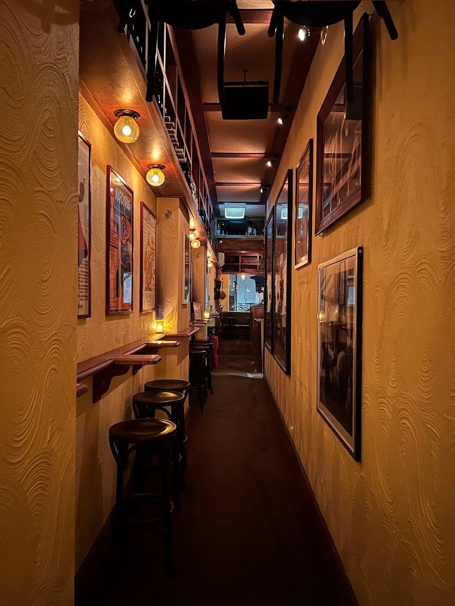 Alberto's Lounge