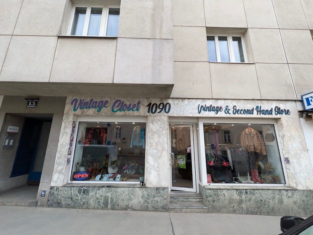 Vintage closet 1090