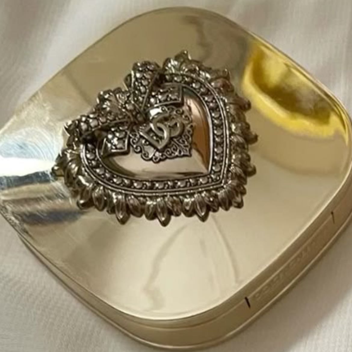 D&G devotion illuminating face powder
