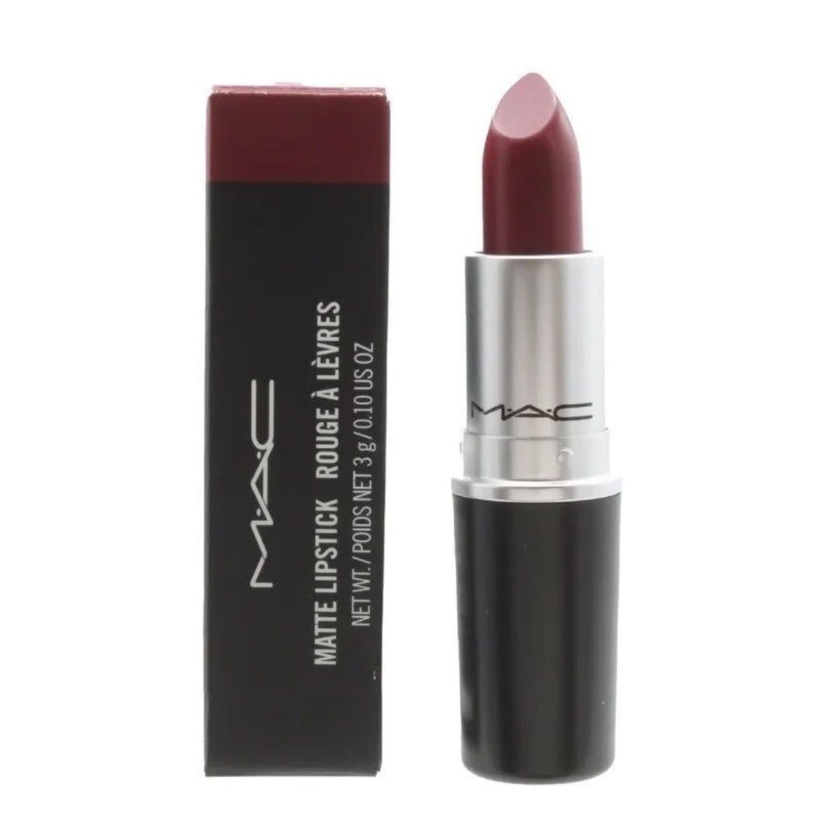 Lipstick Mac. - Lo amo. Su color es el perfecto entre marrón sin perder el rosa. No reseca los labios porque es satinado.