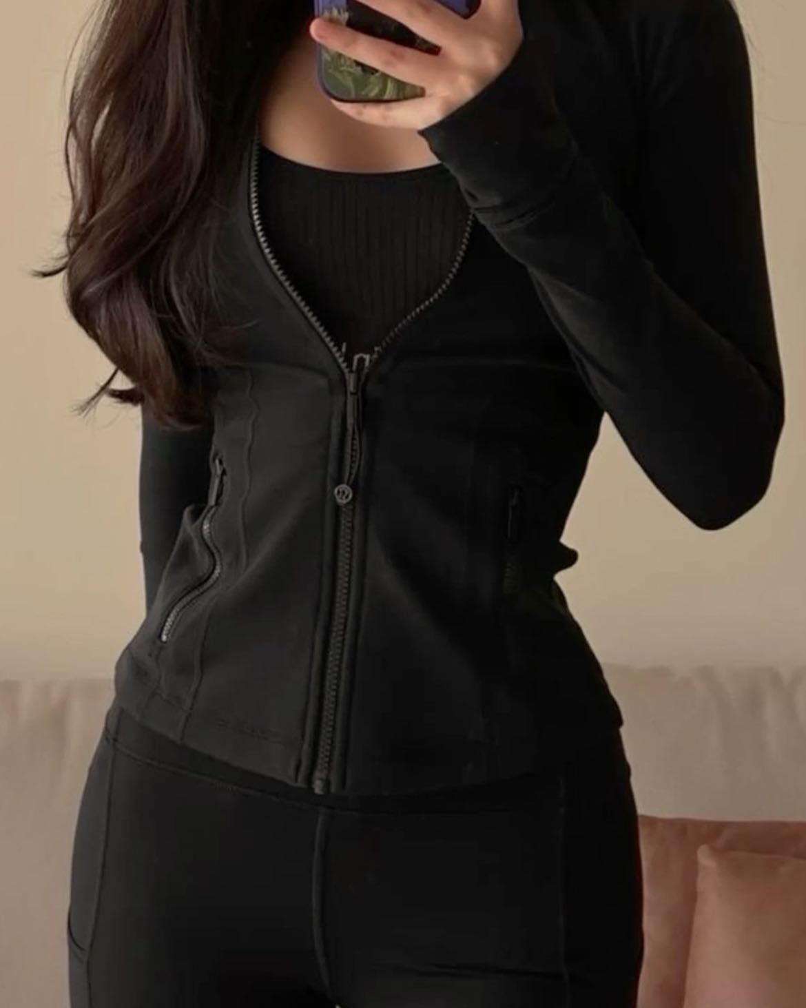 Sudadera negra. - Need thissss.
Una que sea al cuerpo, negra. 🖤