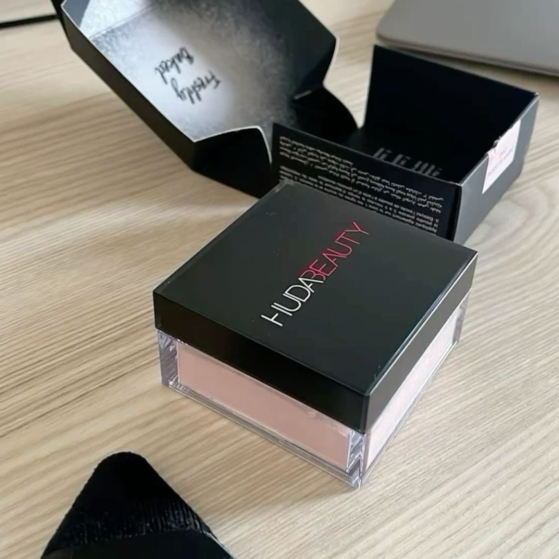 HUDA powder - i want it but in PINK!