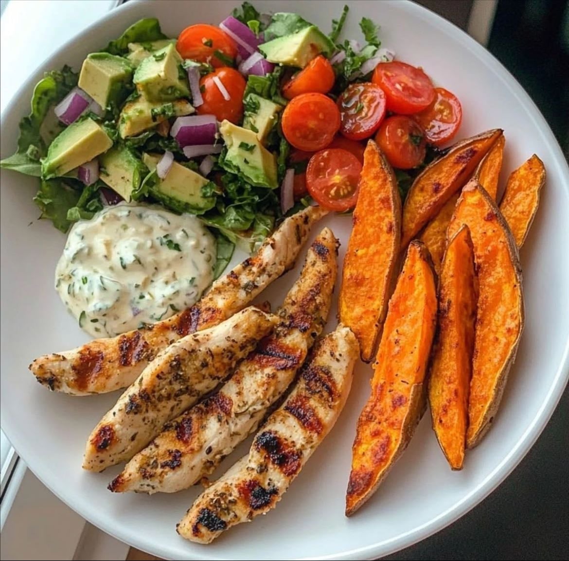 Veraniego - Ensalada de verduras (palta, brócoli, tomate, cebolla de verdeo) con pechuga de pollo y calabacín a la plancha