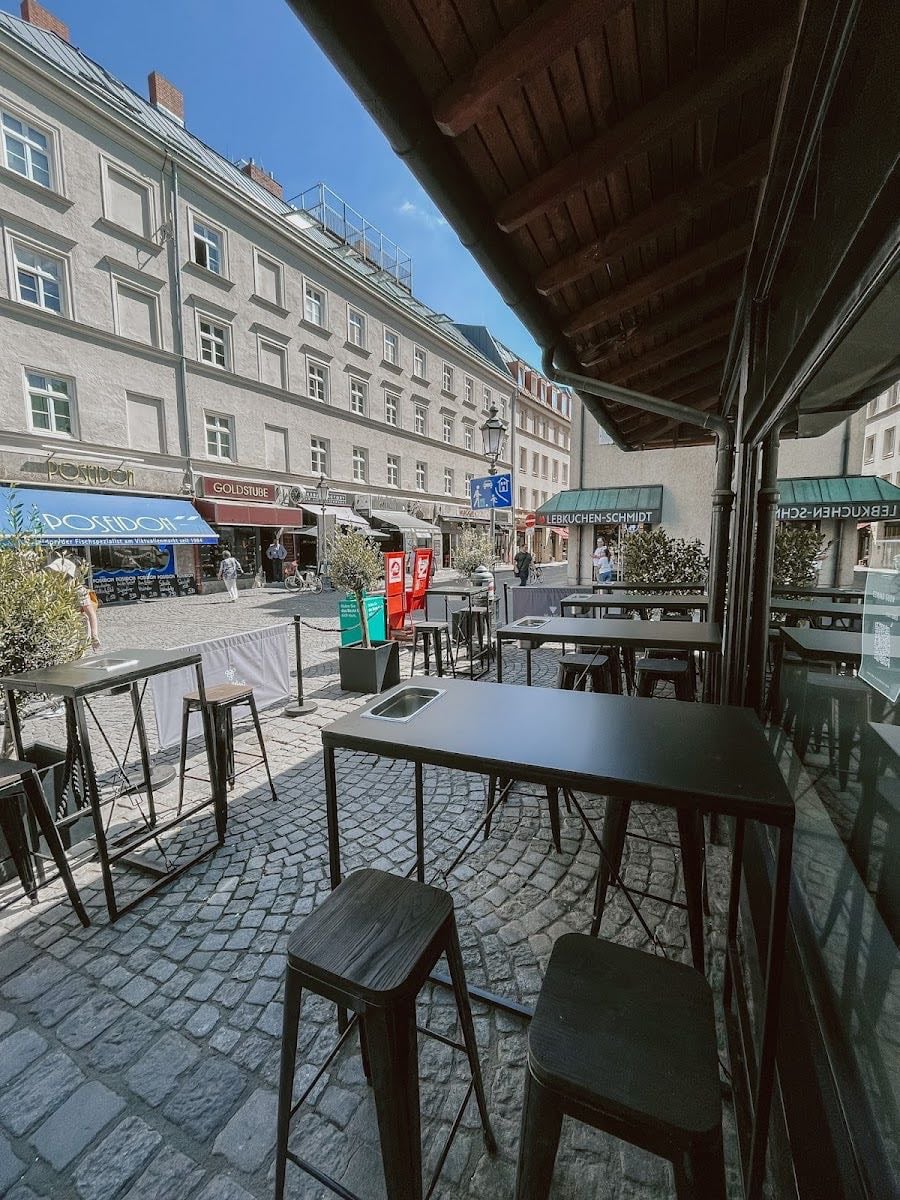 Max & Moritz Weinbar - day drinking @ viktualienmarkt