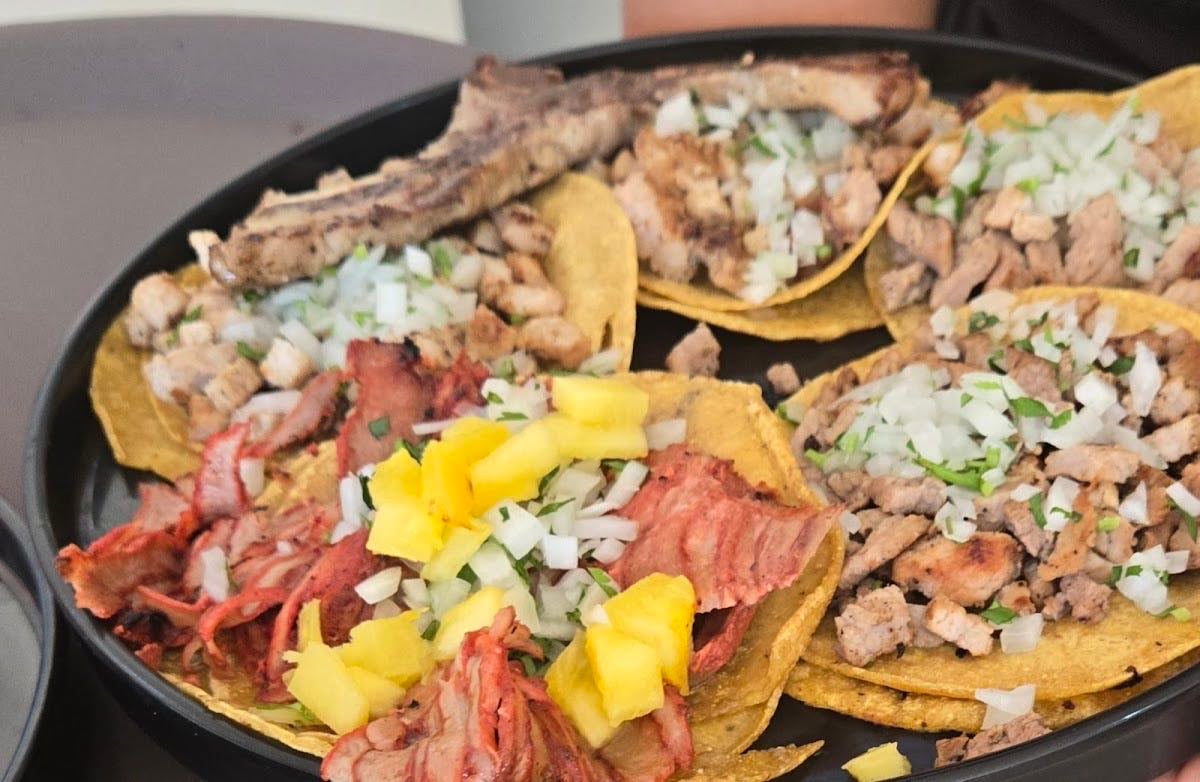 Taquería Los de Siempre - Tacos + 11 salsas para elegir