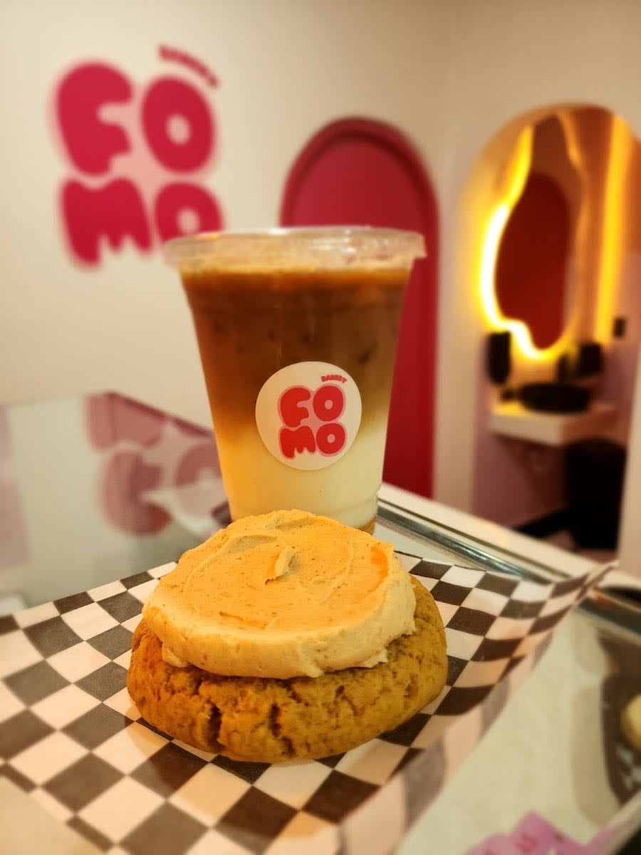 Fomo bakery - Cookie shop con lattes.