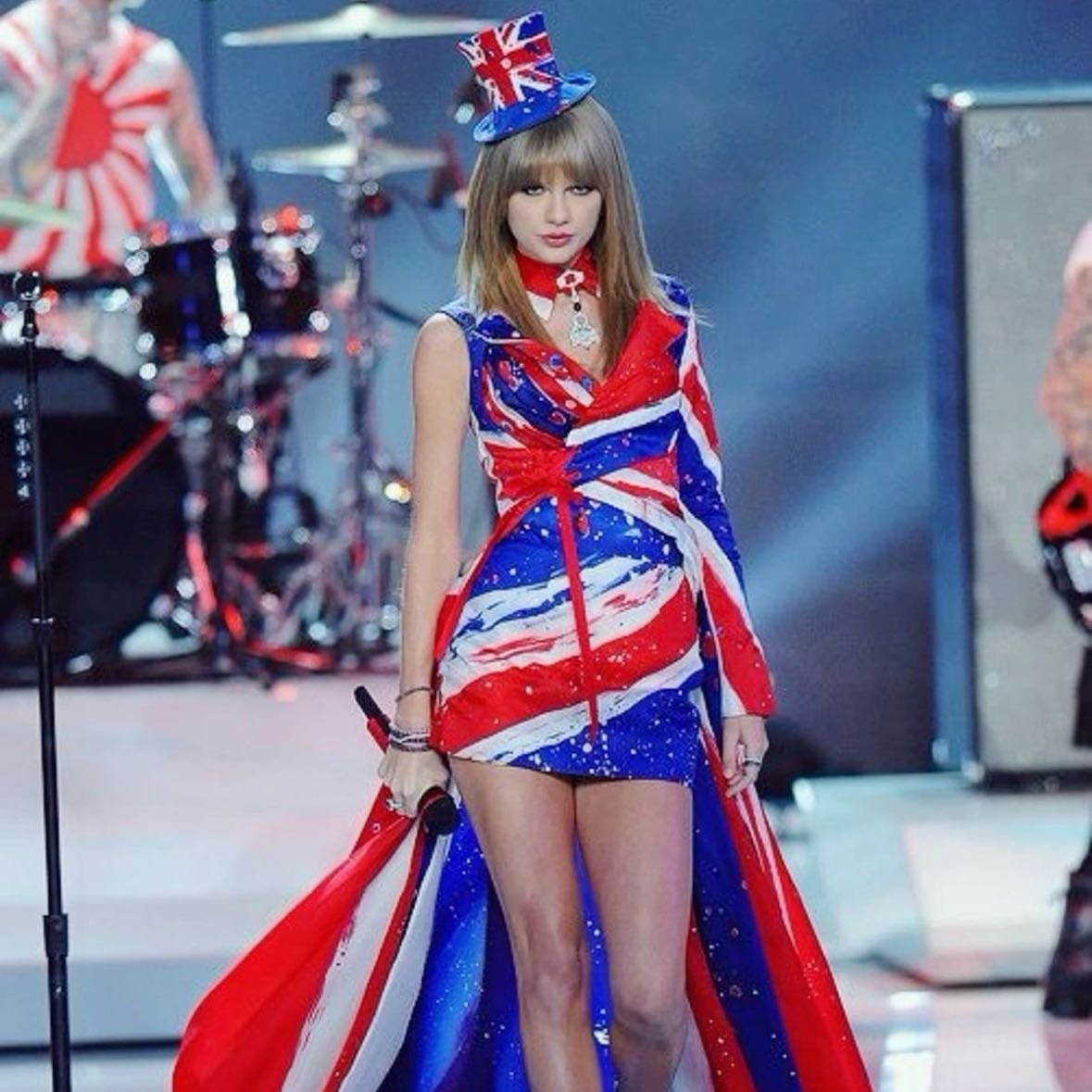 ENGLAND TAYLOR!!!! - I love this look on her too it’s very different from what she usually wears but it looks so good on her