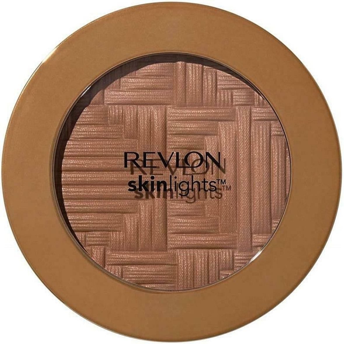Bronzer - Utiliza un bronzer para darle profundidad al maquillaje y añadir un bronceado sutil.