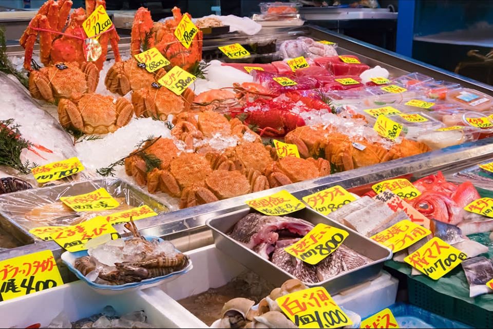 TSUKIJI FISH MARKET - the world's largest fish market - endless street vendors serving up unbelievably fresh sushi