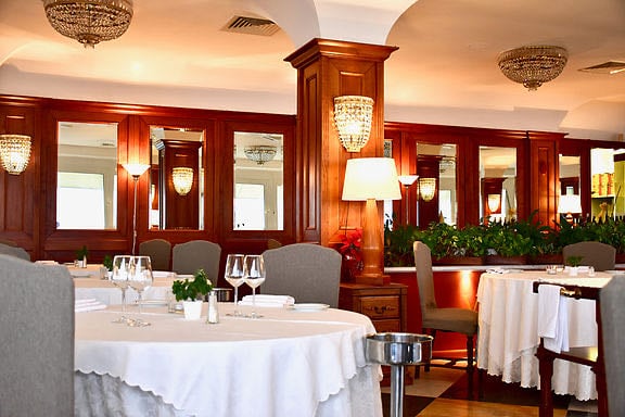 Vittorio al Mare - Upscale restaurant near Boccadasse, perfect for dinner at the sunset. Sophisticated seafood, excellent raw dishes, and a great wine cellar.