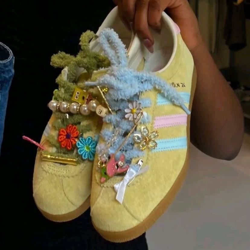Tenis con charms - En tendencia
