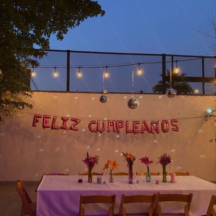 Flores + globos - Decoración floreros + globos de Happy Birthday