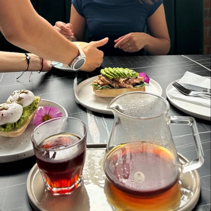 Prego Coffee House - tienen varias opciones de fríos y acceden a hacerte otras opciones, pocas opciones de comida dulces