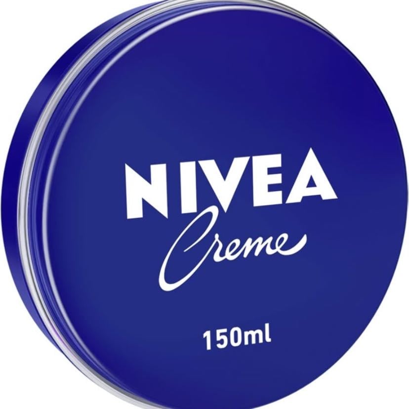 Crema nivea - Se siente densa, el olor es medio fuerte pero es una crema que en lo personal me ha funcionado, me deja la piel jugosita e hidratada.