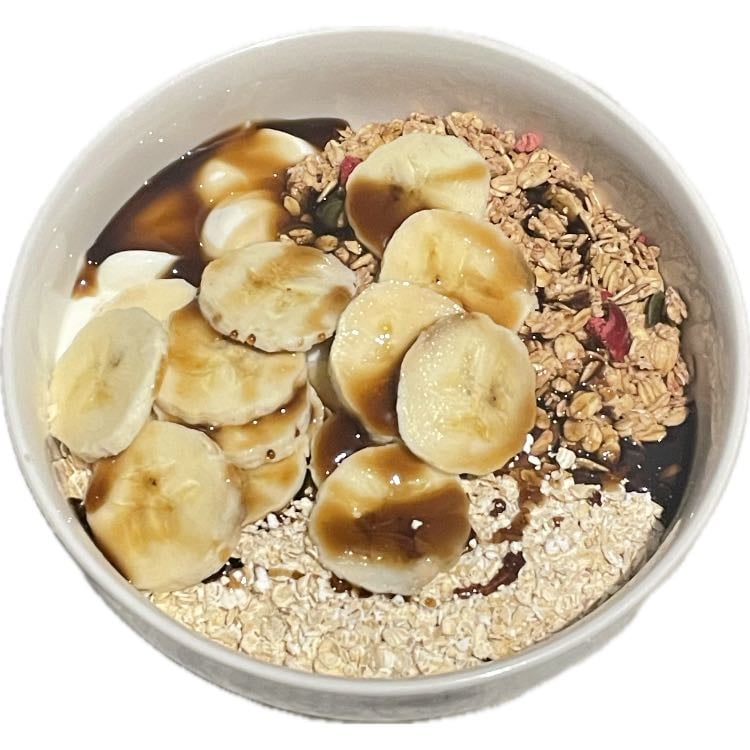 snack 1 - situación: trabajando o estudiando en casa, da hambre, y no quiero agarrar el primer pan que vea. un snack de avena, granola, yogurt natural, plátano y un toque de caramelo, es una opción rápida pero muy eficaz.