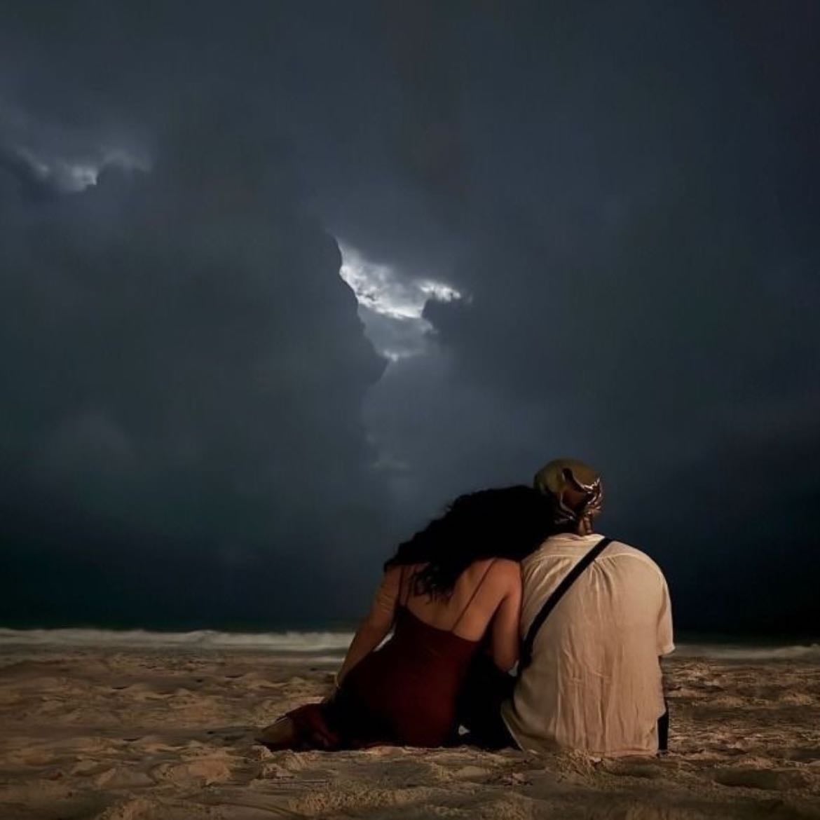 Contemplate the beach(At night) - Contemplar la playa (durante la noche)