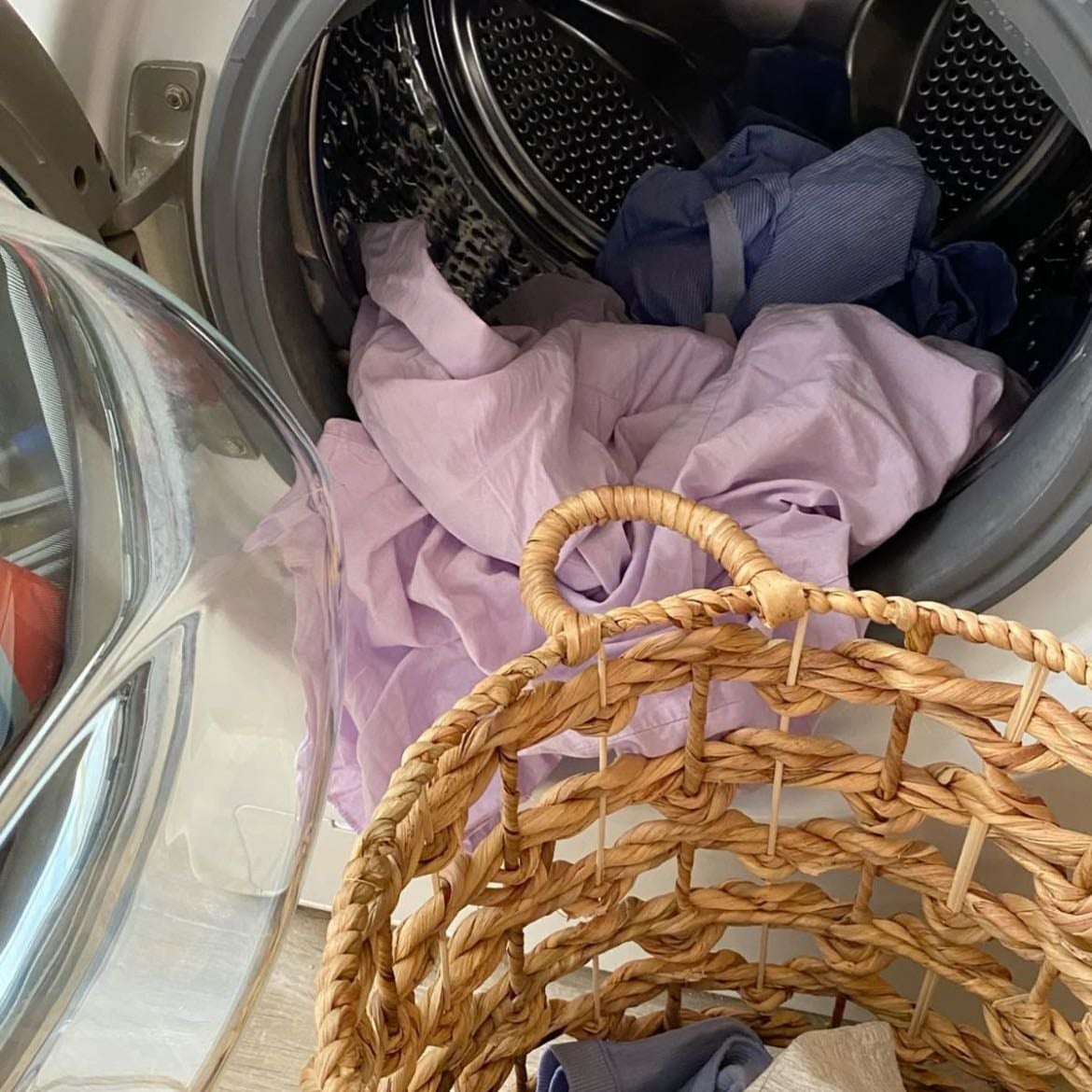 Do the laundry and organize your clothes - Lavar y organizar tu ropa