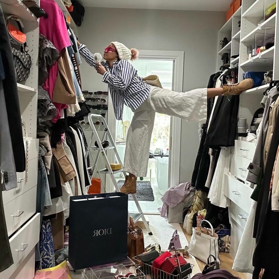 Straighten up your room before you leave. - Ordena tu cuarto antes de salir