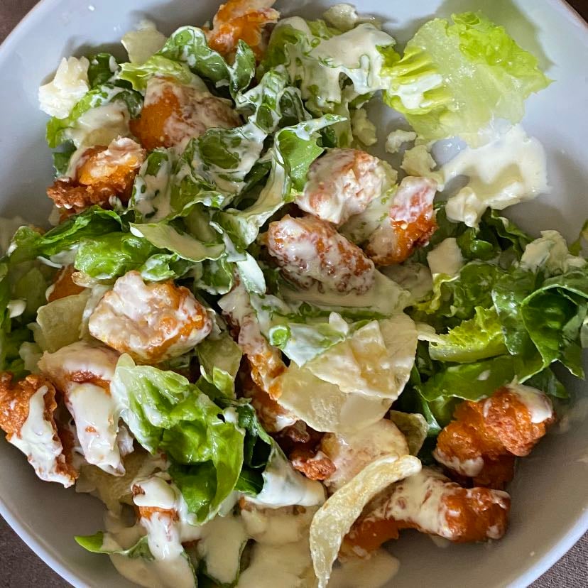 ceasar salad - Con queso, boneless buffalo y aderezo