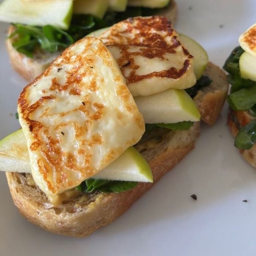 Pan con queso panela - Con manzana y espinaca