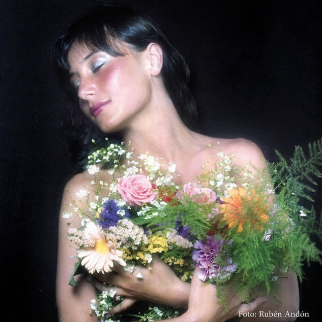 Con Los Ojos Cerrados - Album · María Rosa Yorio
