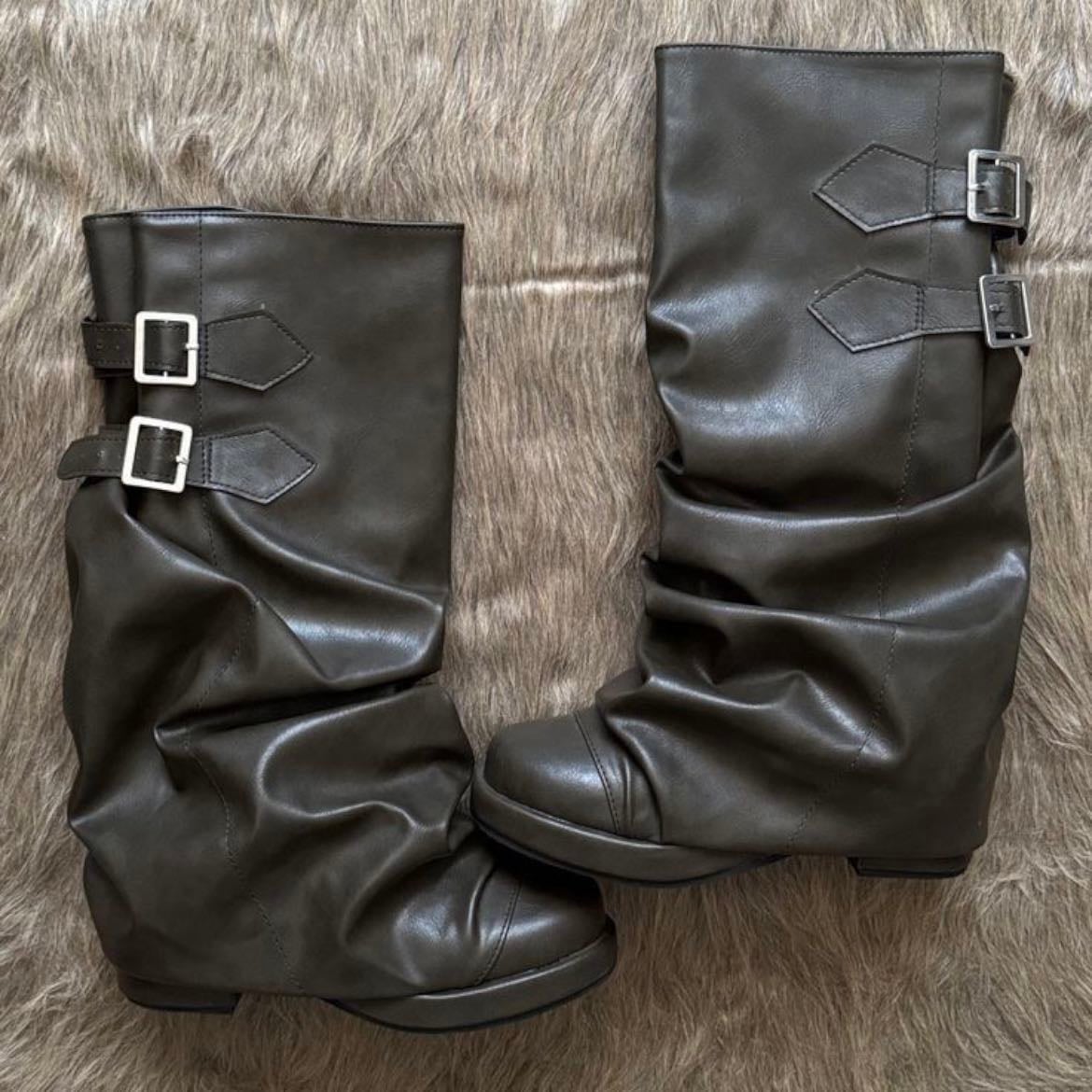 BLACK BOOTS
