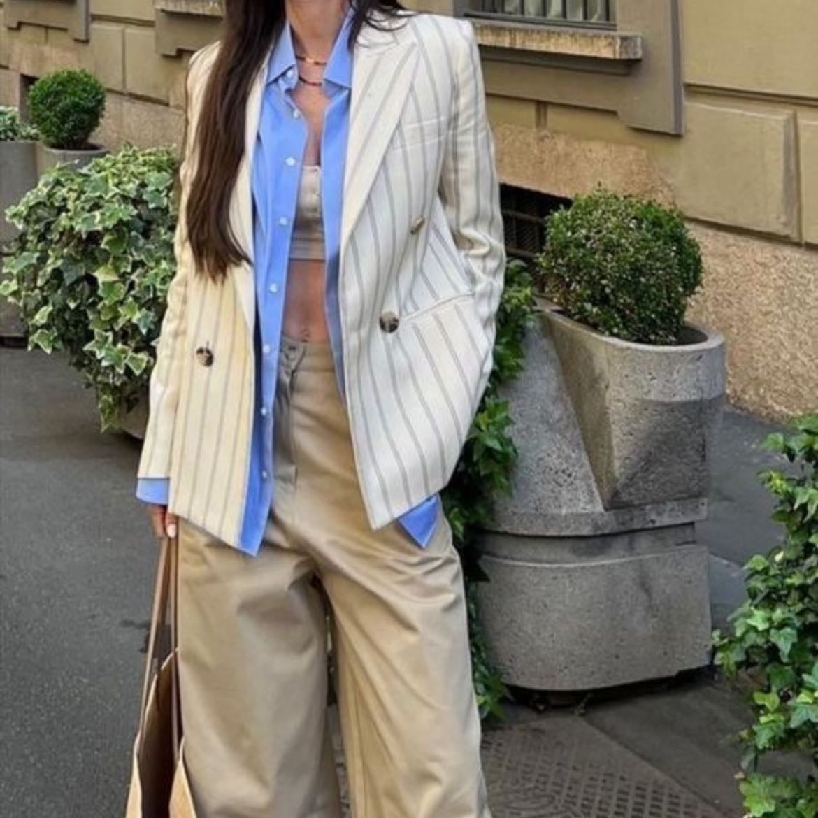 with layers - utiliza una camisa azul como segunda capa y agrega un blazer o abrigo que combine