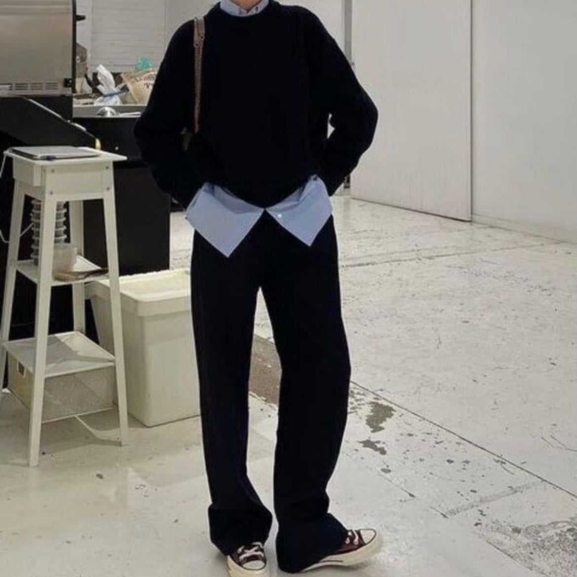 button shirt and a sweater - una camisa de botones abajo de un suéter liso, deja que el cuello sobresalga