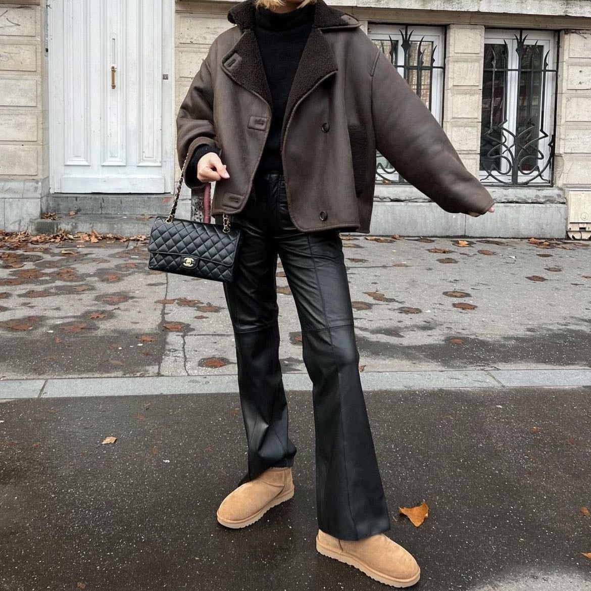 sherpa jacket and leather pants - combina texturas con un pantalón de vinipiel y una chamarra de borrego