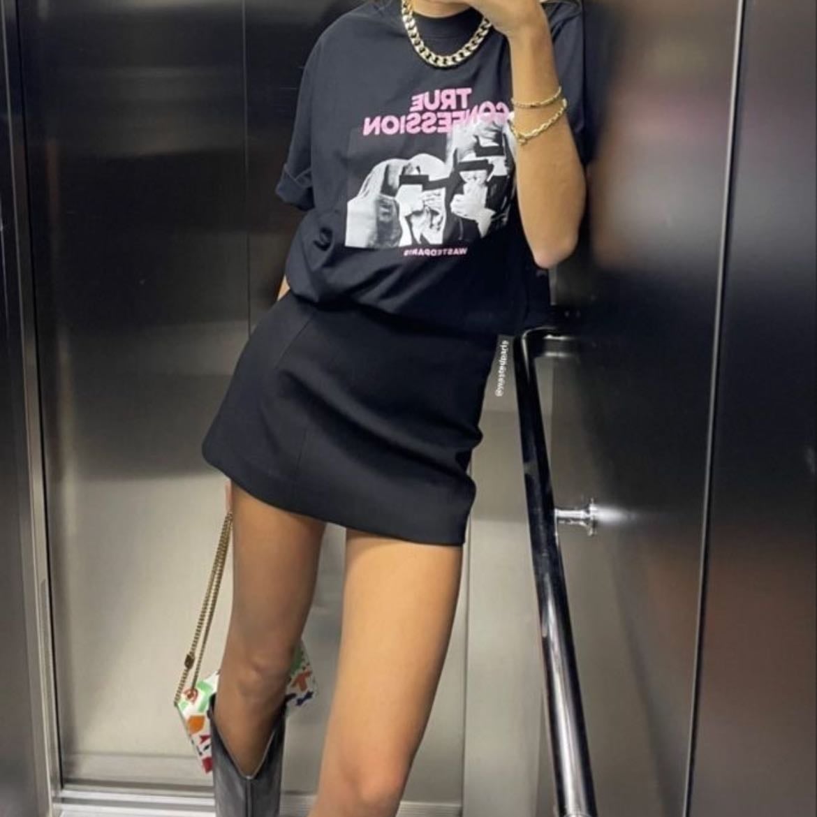 night out - una falda negra, botas altas y accesorios para convertirlo en un look de noche
